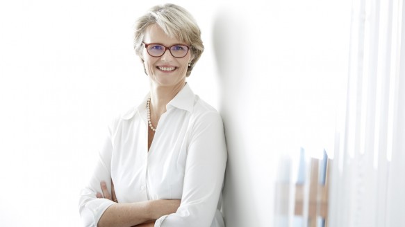 Bildungsministerin Anja Karliczek verteilt 40 Millionen Euro mit der Gießkanne Foto BMBF